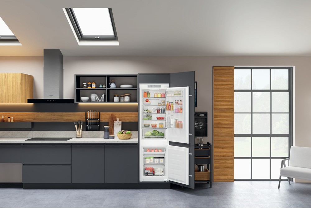Hotpoint Ariston HAC18T532 Built-in refrigerator with freezer cm. 54 h. 177  - lt. 250 | Vieffetrade